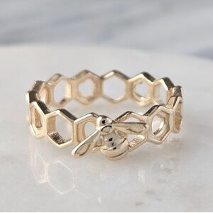 {Sweet} Gold Honey Bee and Honeycomb Ring by Charmed Aroma in Size 6 🐝